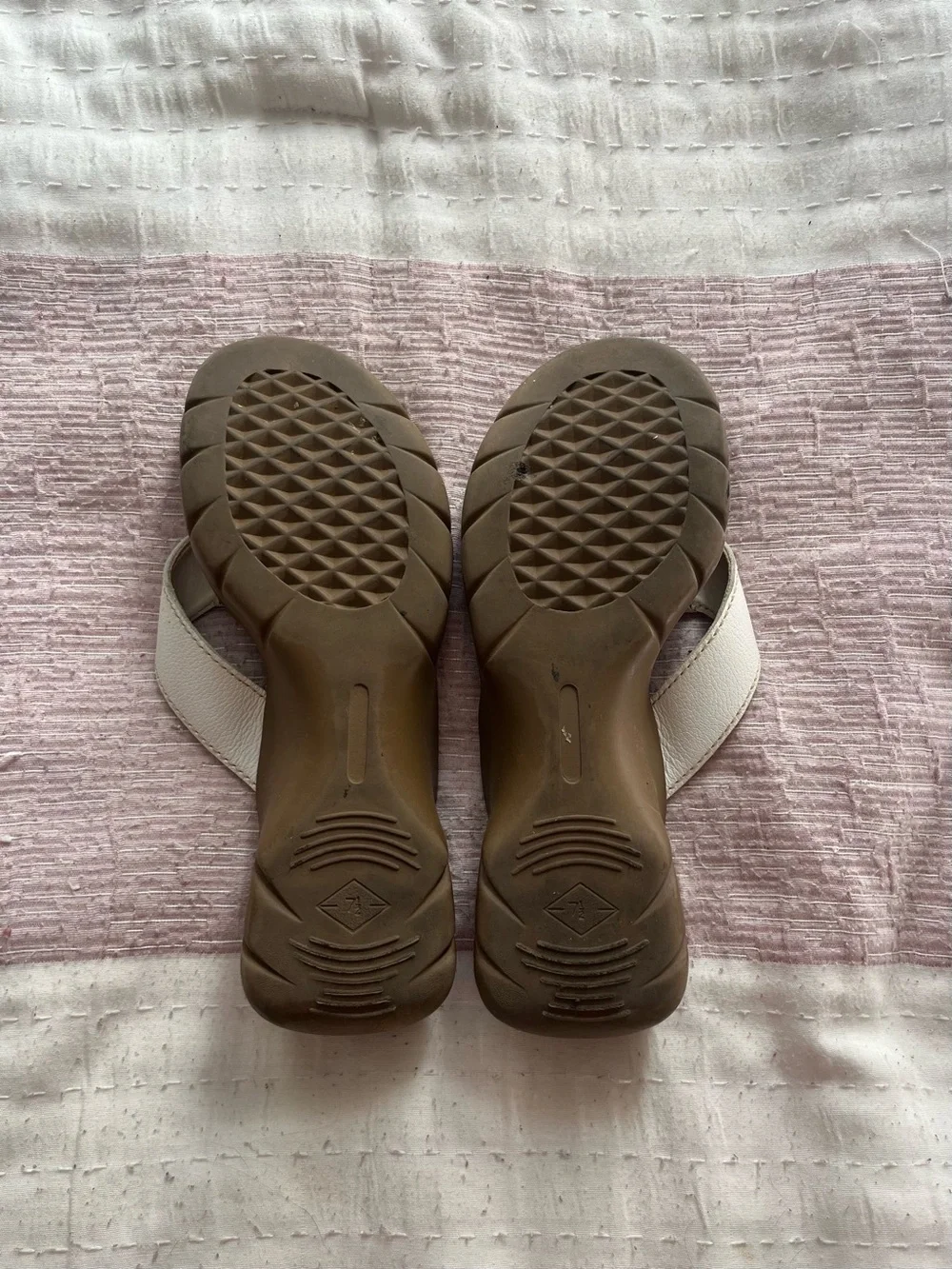 Y2K 2000s style White Thong Platform Sandals Cherokee Size 7.5